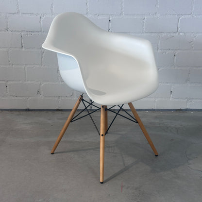 Vitra DAW Eames Plastic Armchair weiß