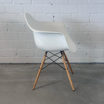 Vitra DAW Eames Plastic Armchair weiß