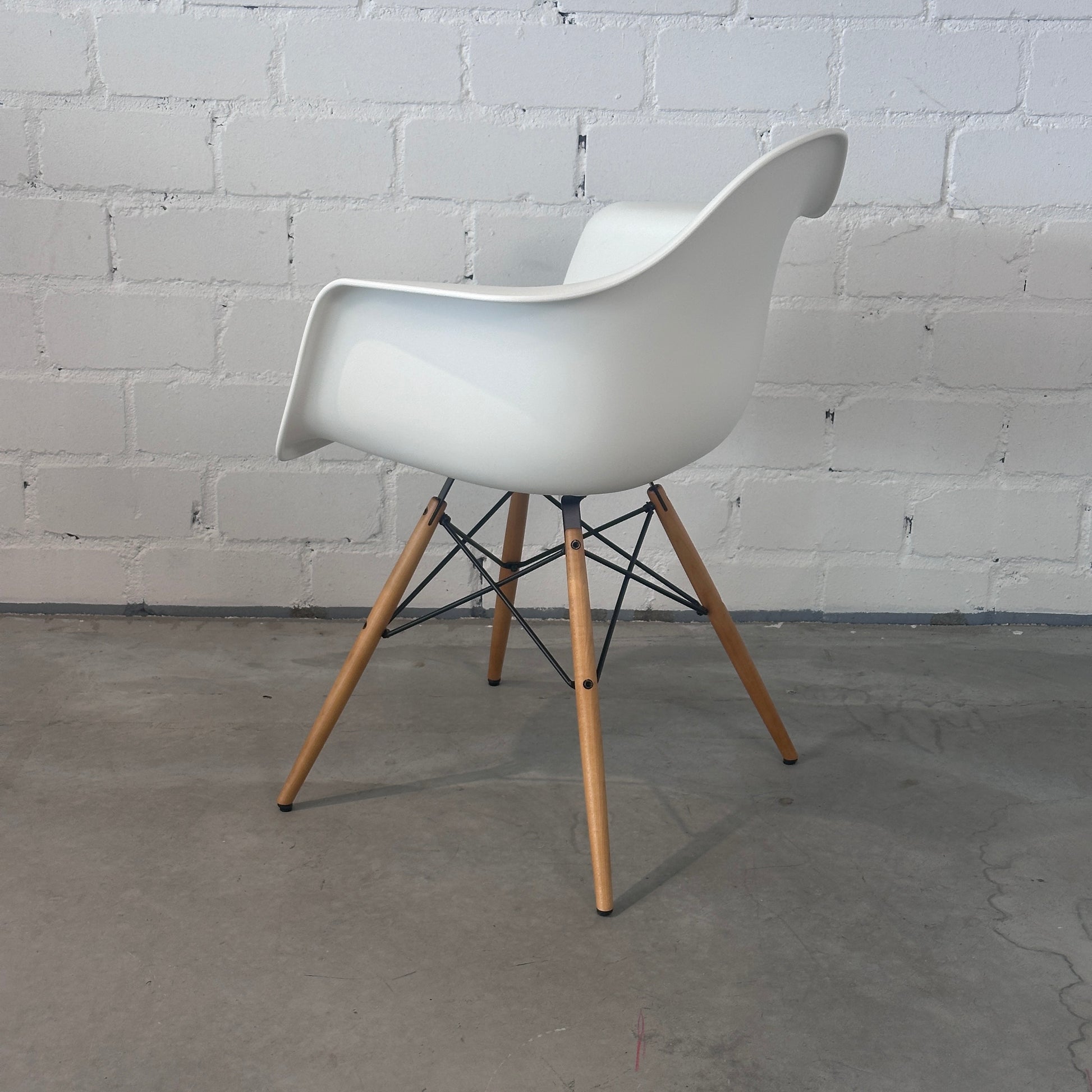 Vitra DAW Eames Plastic Armchair weiß