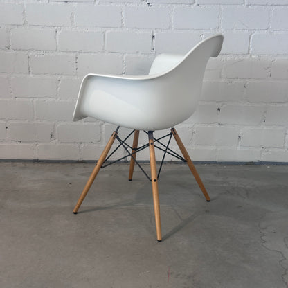 Vitra DAW Eames Plastic Armchair weiß