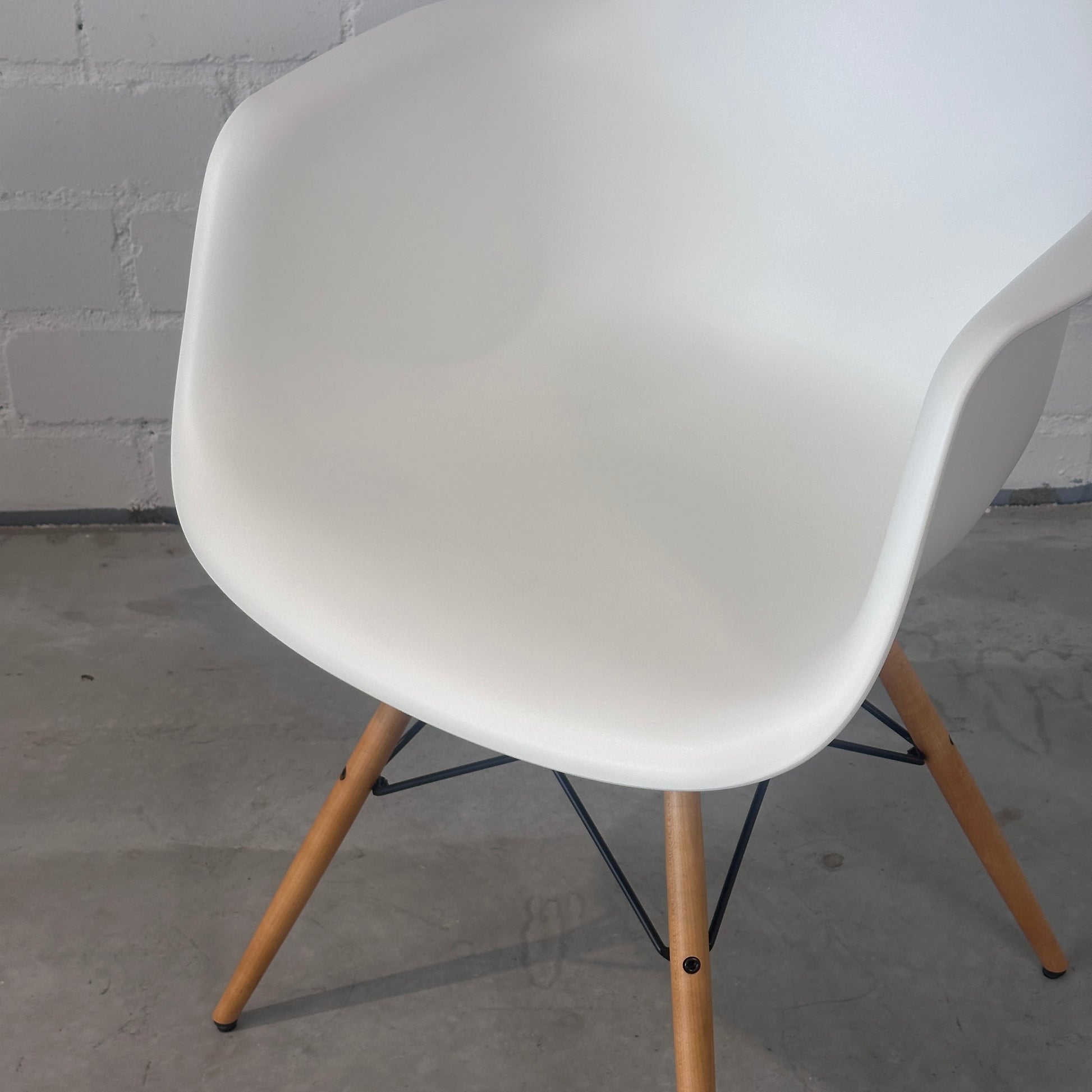 Vitra DAW Eames Plastic Armchair weiß