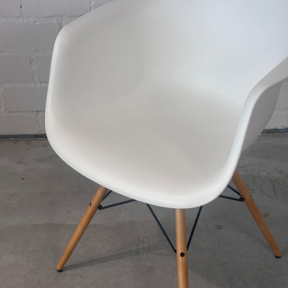 Vitra DAW Eames Plastic Armchair weiß