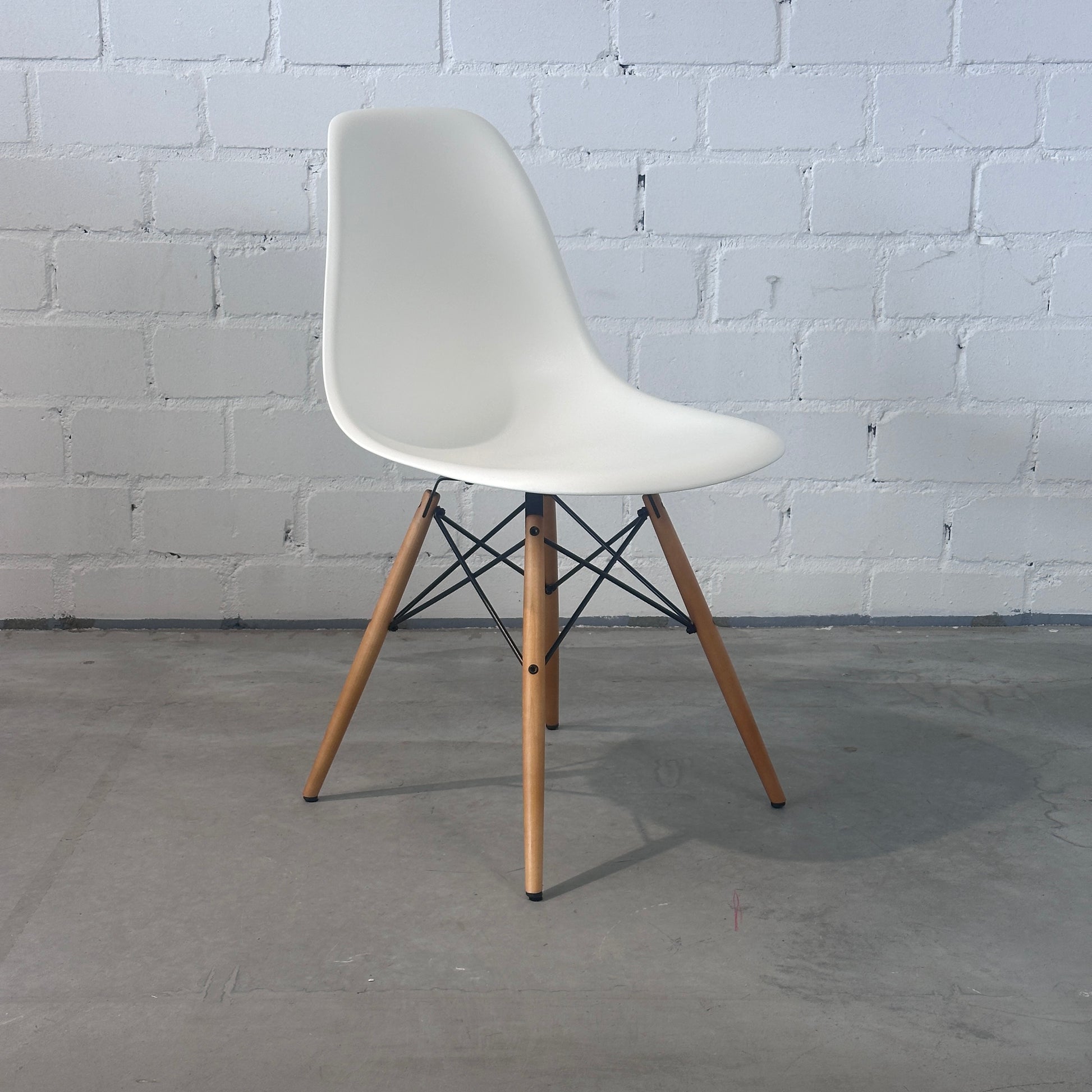 Vitra Eames Plastic Side Chair DSW weiß