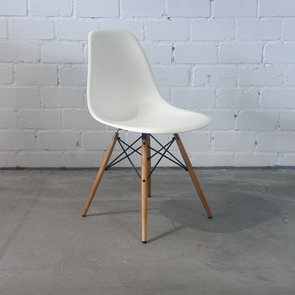 Vitra Eames Plastic Side Chair DSW weiß