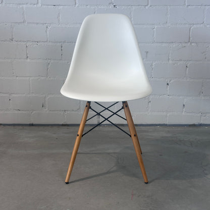 Vitra Eames Plastic Side Chair DSW weiß