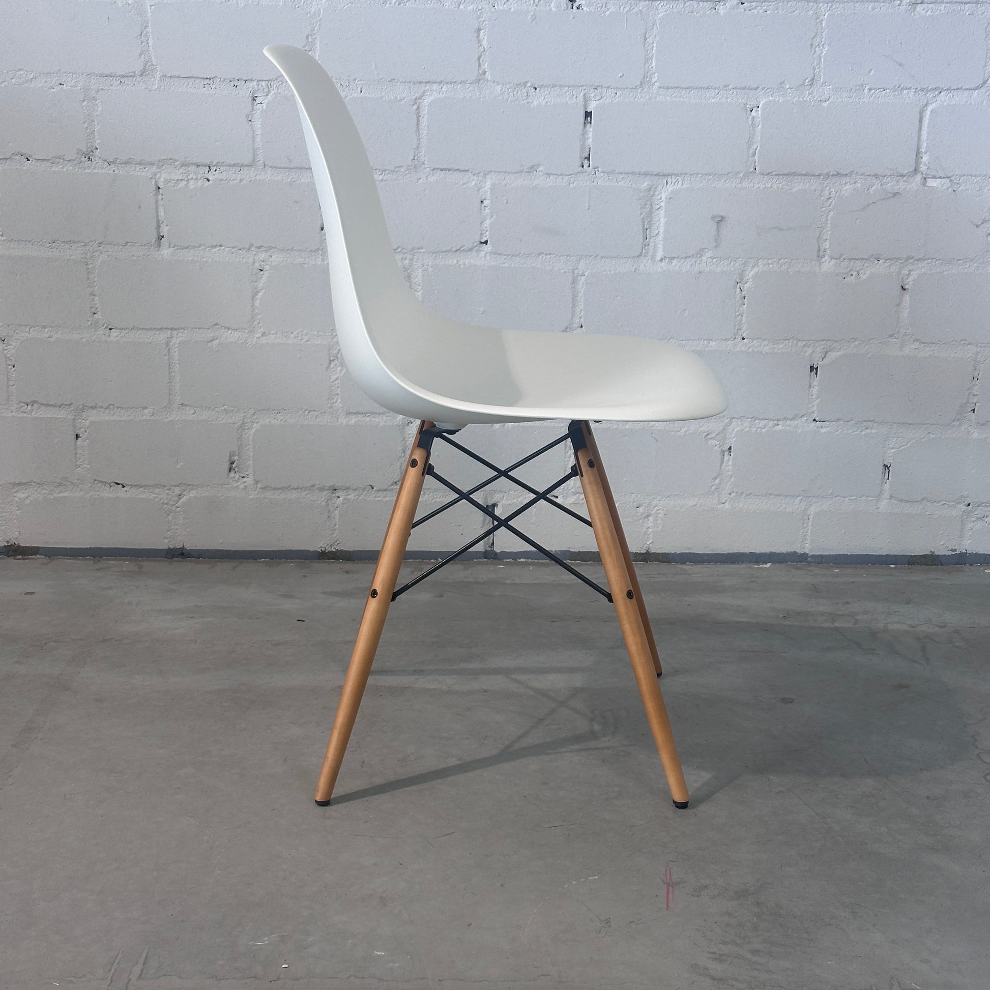 Vitra Eames Plastic Side Chair DSW weiß