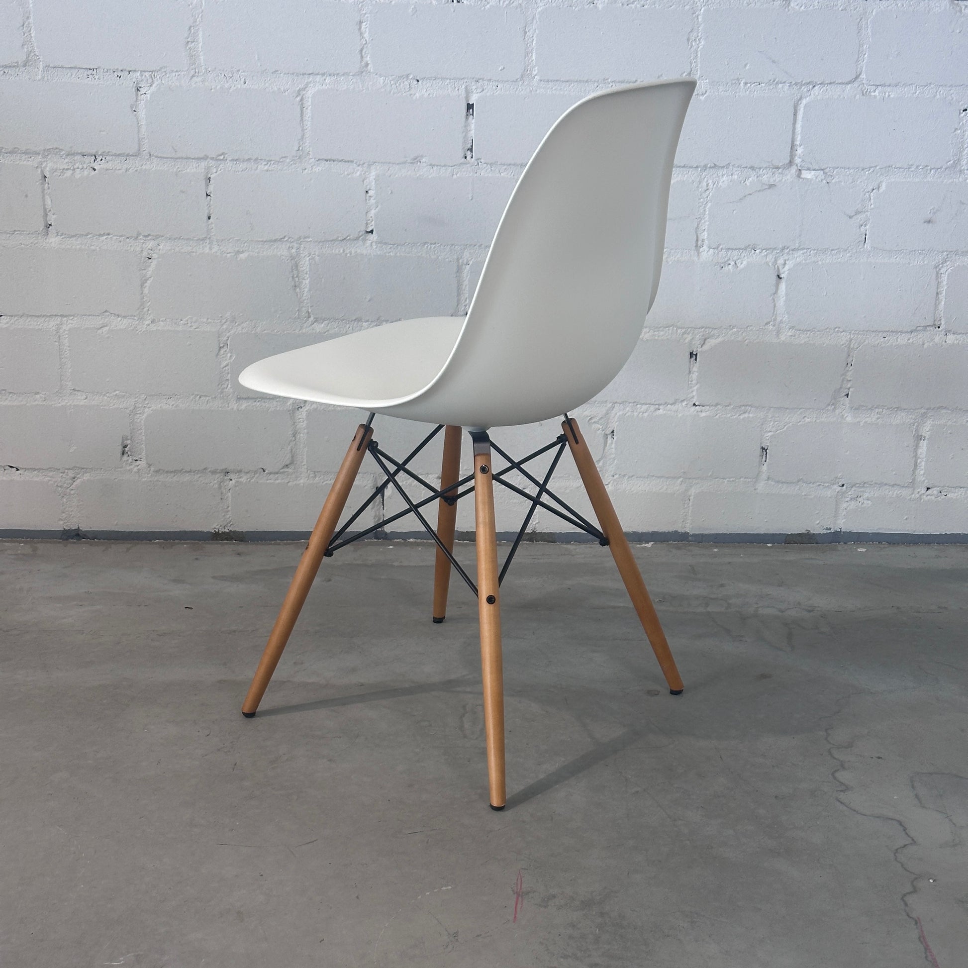 Vitra Eames Plastic Side Chair DSW weiß