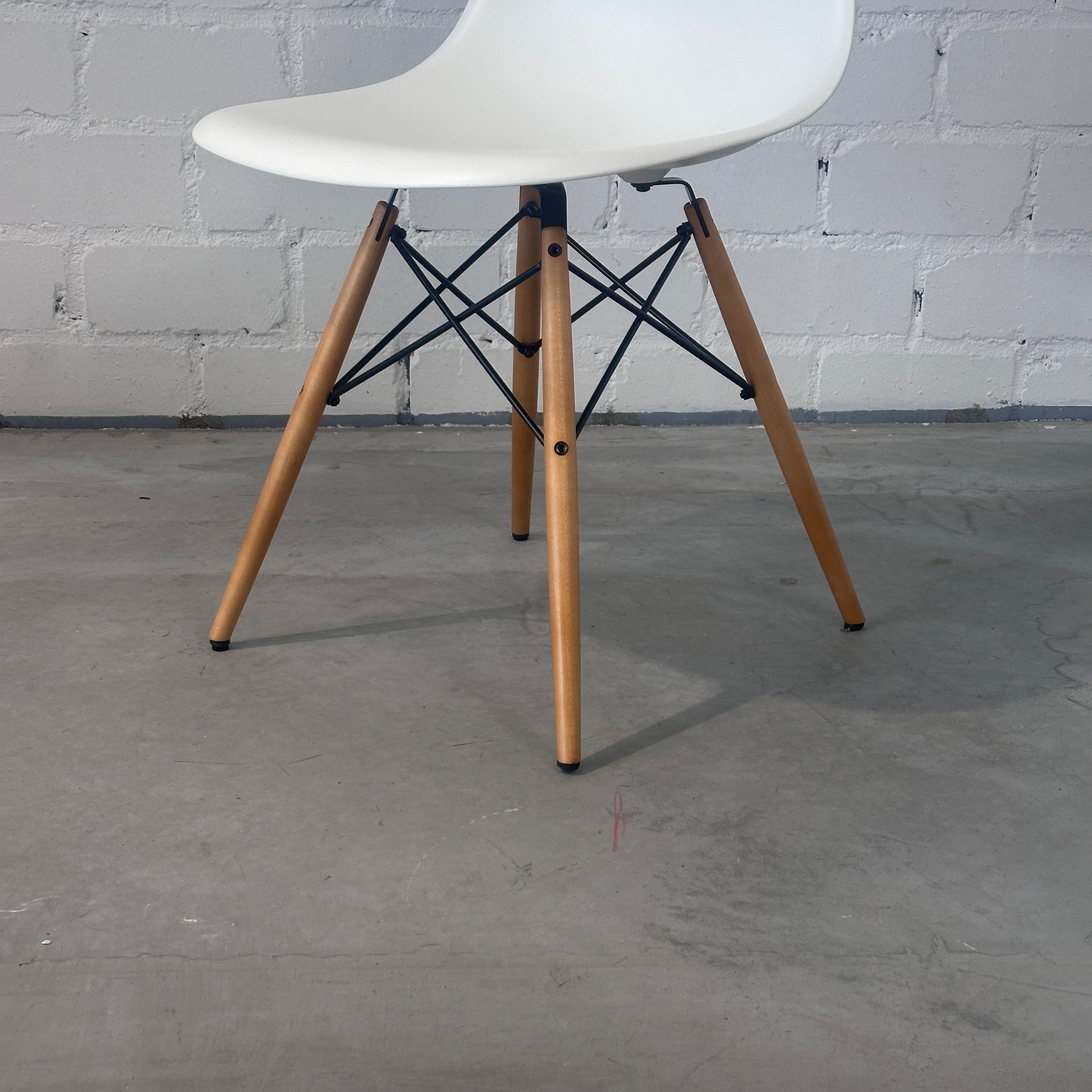 Vitra Eames Plastic Side Chair DSW weiß