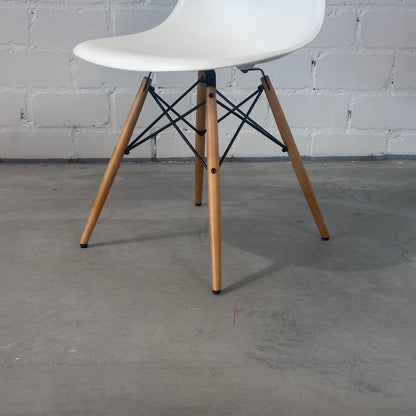 Vitra Eames Plastic Side Chair DSW weiß