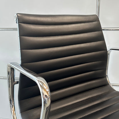 Stuhl im Vitra EA108 Design (Replikat)