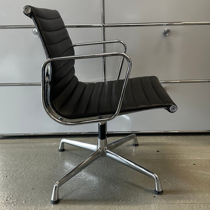 Stuhl im Vitra EA108 Design (Replikat)