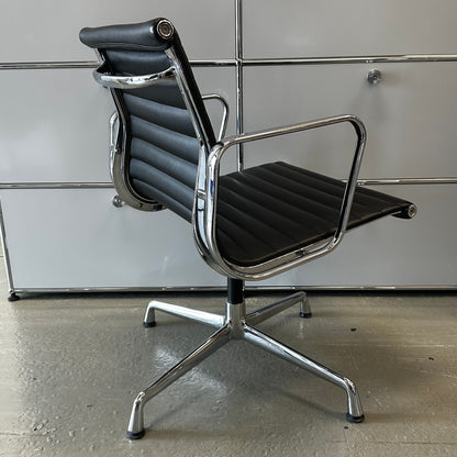 Stuhl im Vitra EA108 Design (Replikat)
