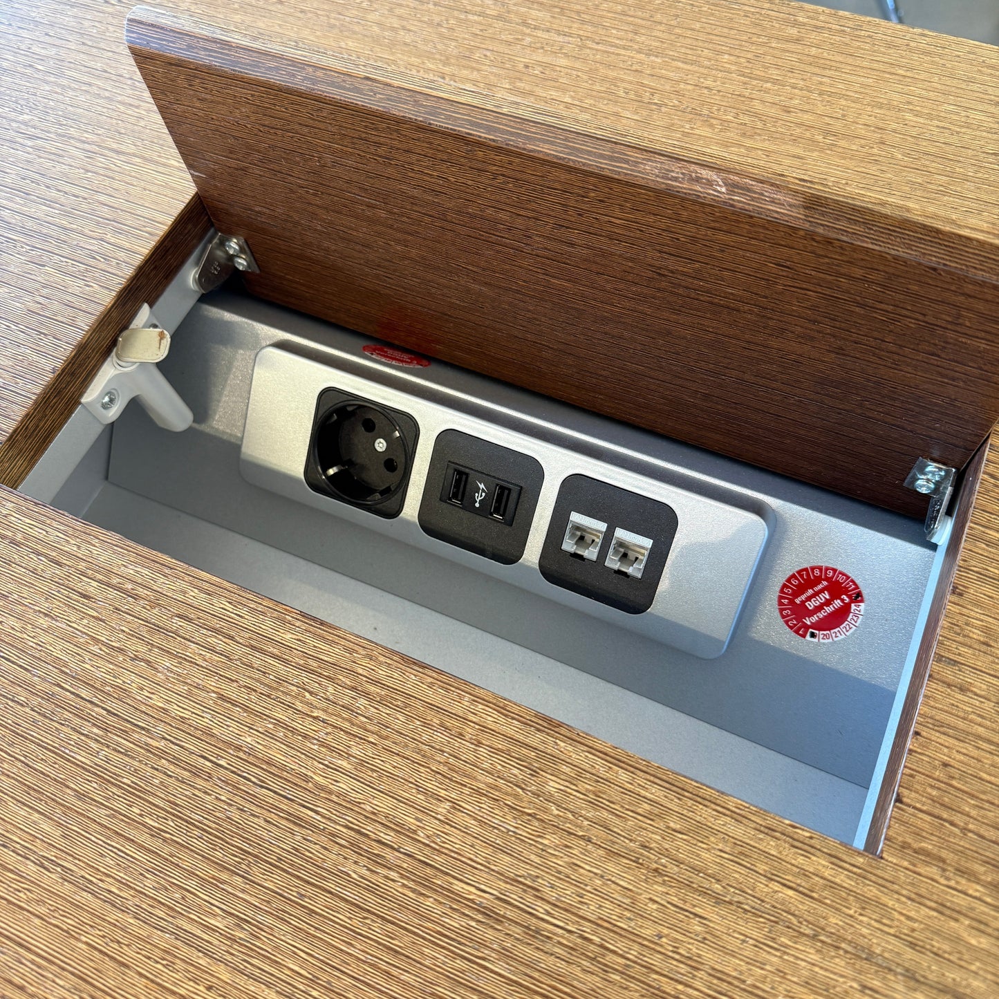 Kabelklappe mit Steckdose und USB-Anschlüssen im Spiegels .con air Schreibtisch elektrisch höhenverstellbar