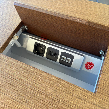 Kabelklappe mit Steckdose und USB-Anschlüssen im Spiegels .con air Schreibtisch elektrisch höhenverstellbar