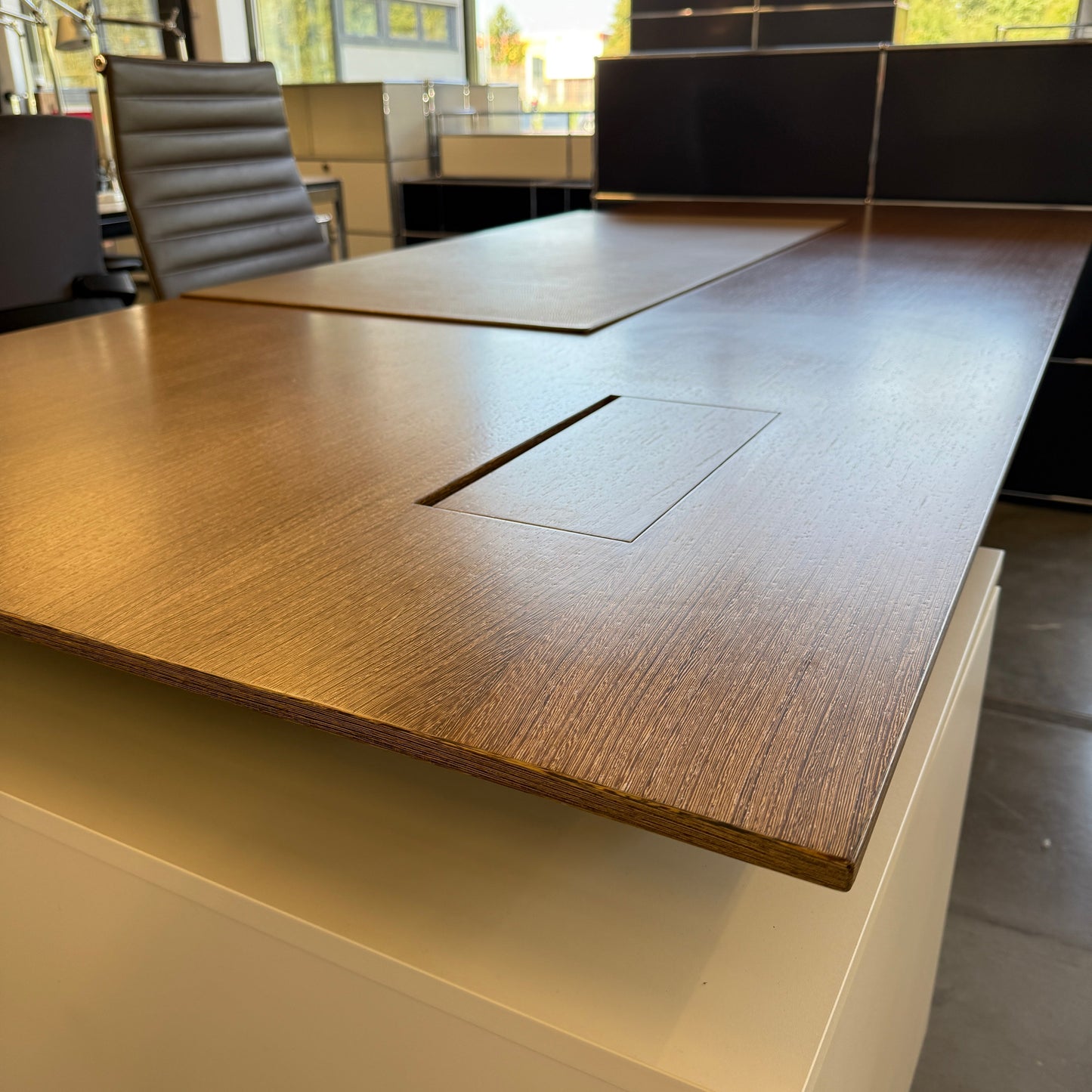 Spiegels .con air Schreibtisch mit elektrischer Höhenverstellung und Lederauflage, 240x107 cm Tischplatte, T-Fuß Chromgestell, Kabelklappe und Container.