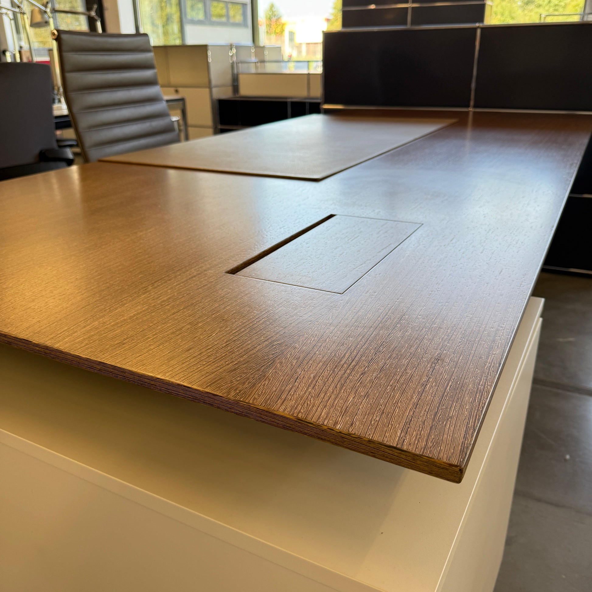 Spiegels .con air Schreibtisch mit elektrischer Höhenverstellung und Lederauflage, 240x107 cm Tischplatte, T-Fuß Chromgestell, Kabelklappe und Container.