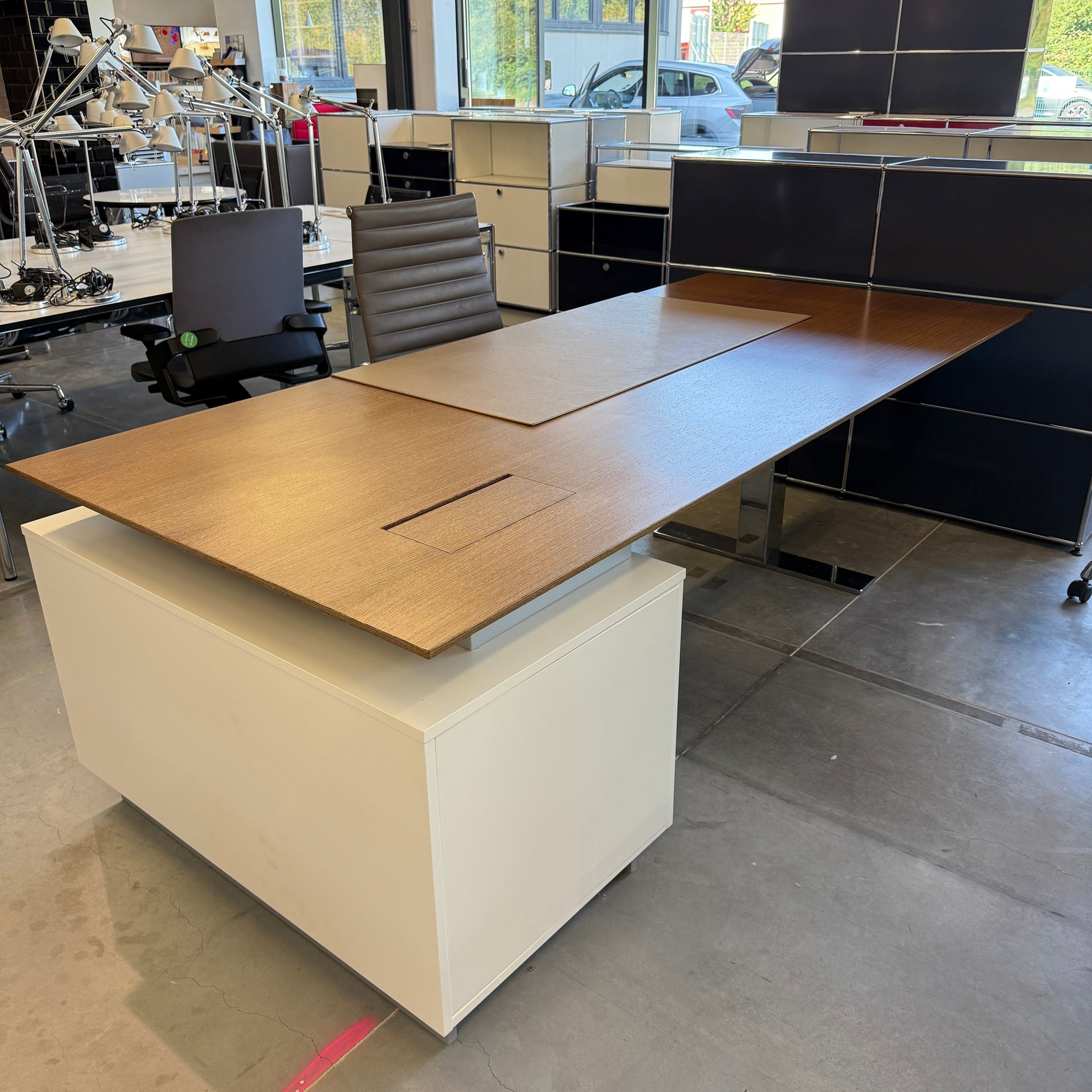 Moderner Spiegels .con air Schreibtisch 240x107cm mit Lederauflage, T-Fuß Chromgestell und integriertem Kabelkanal, elektr. höhenverstellbar.