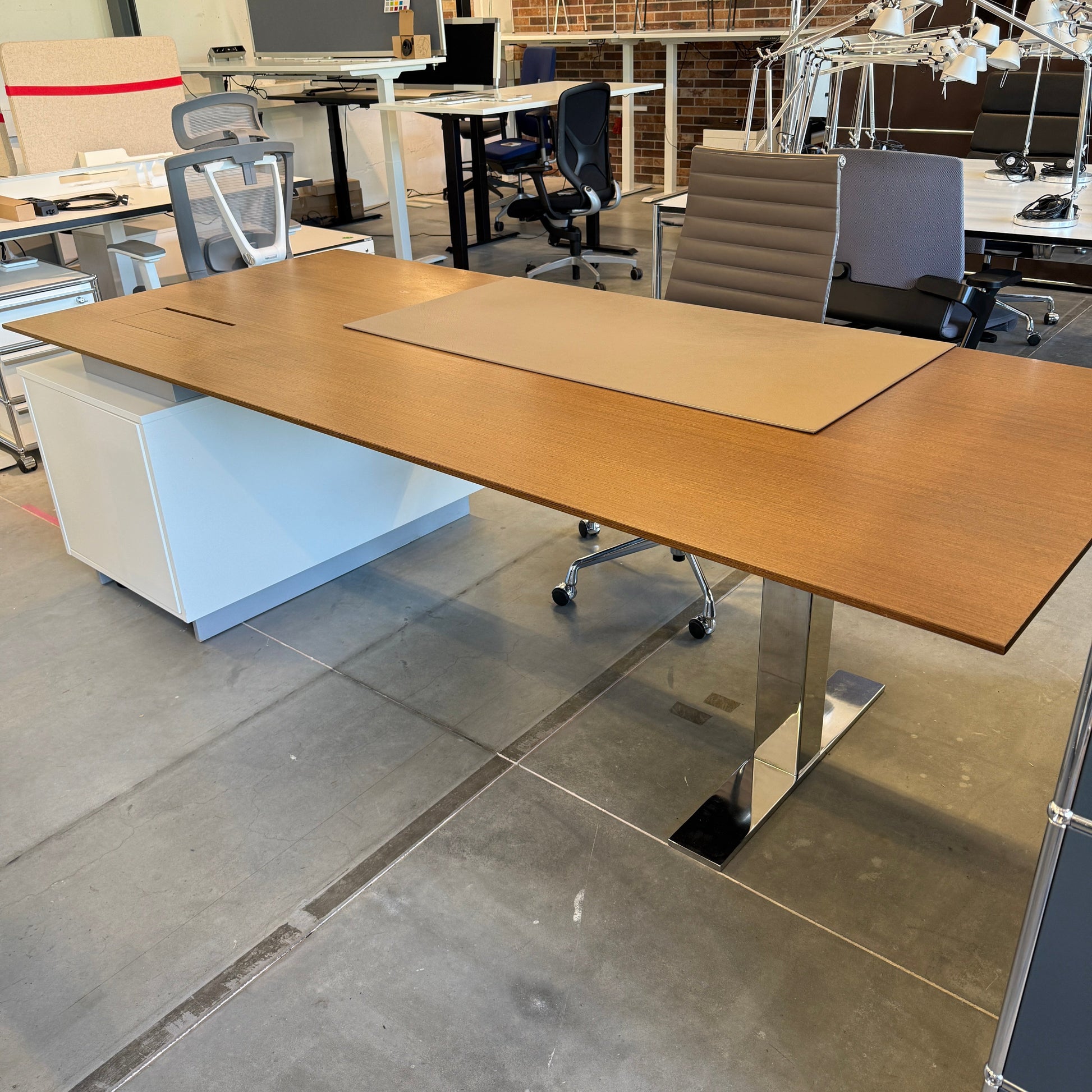 Moderner Spiegels .con air Schreibtisch 240x107cm mit elektrischer Höhenverstellung, Chrom T-Fußgestell, Lederauflage und weißem Container in Büroambiente