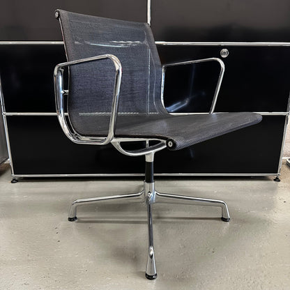 Vitra EA 108 Netz schwarz (drehbar)