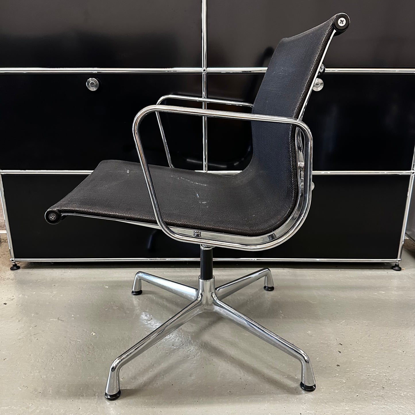 Vitra EA 108 Netz schwarz (drehbar)