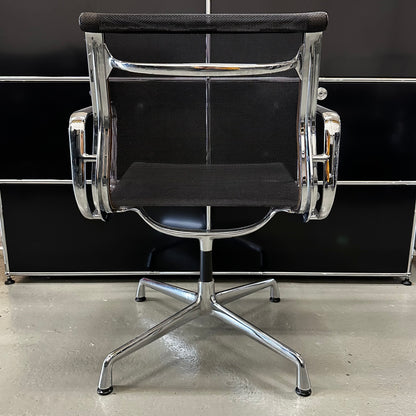 Vitra EA 108 Netz schwarz (drehbar)