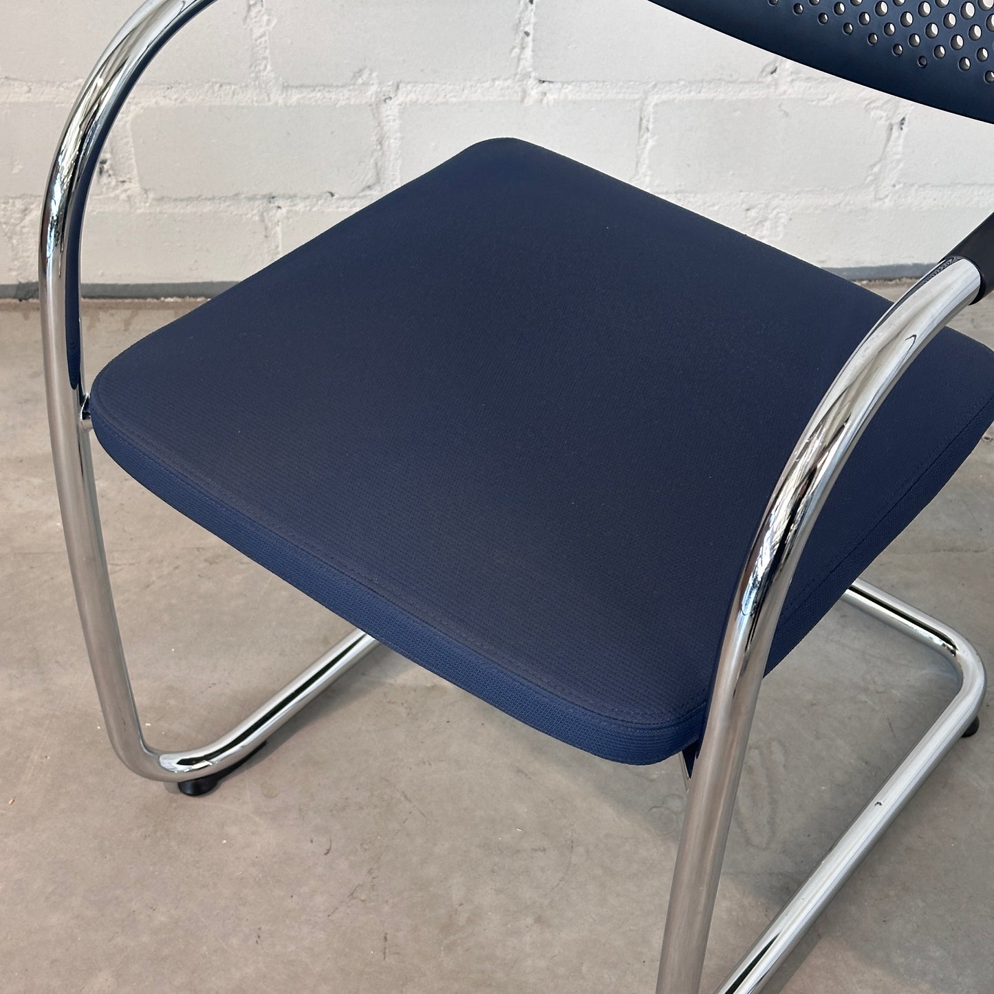 Vitra Visavis 2 dunkelblau / schwarz