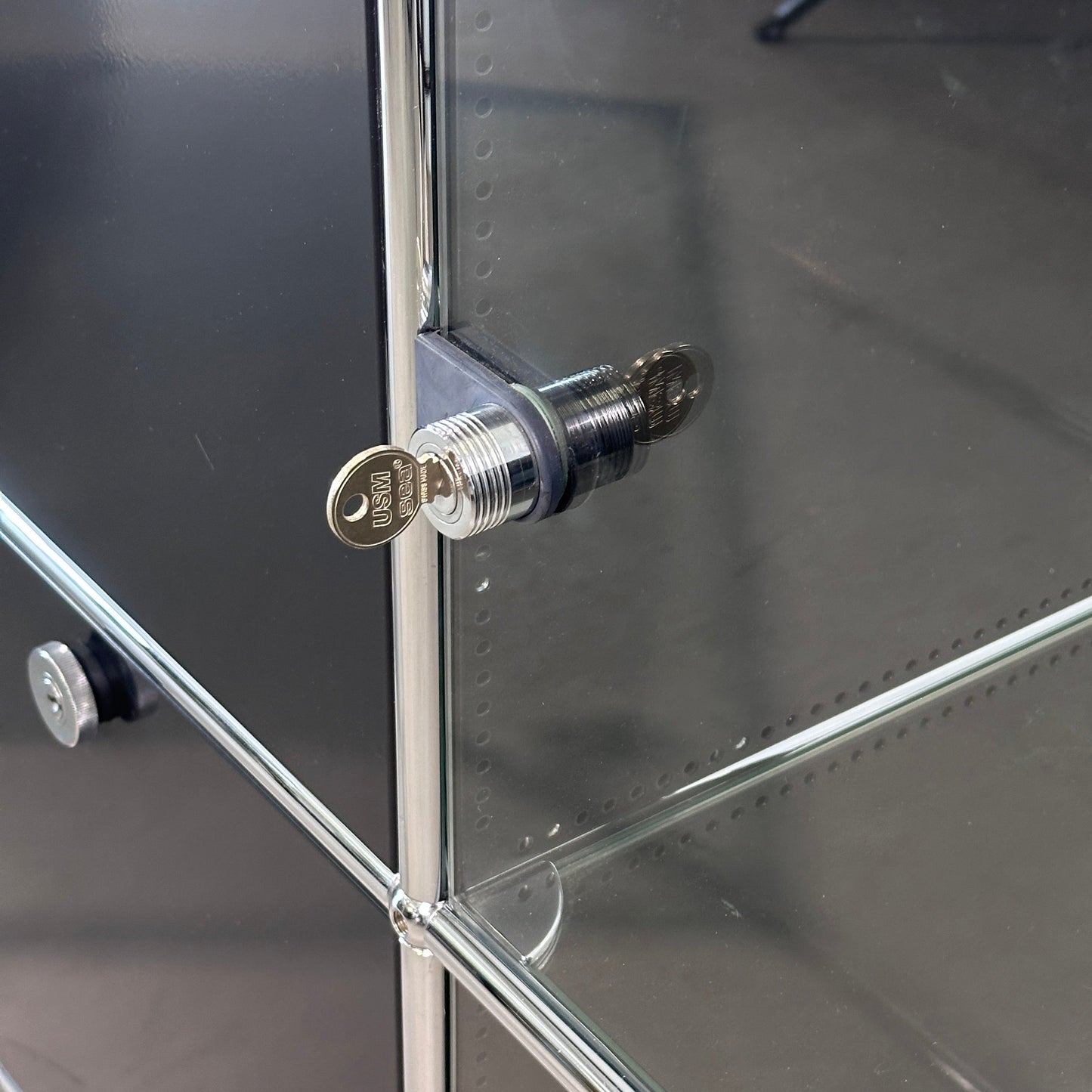 USM Haller Vitrine 3x2 schwarz mit Glas