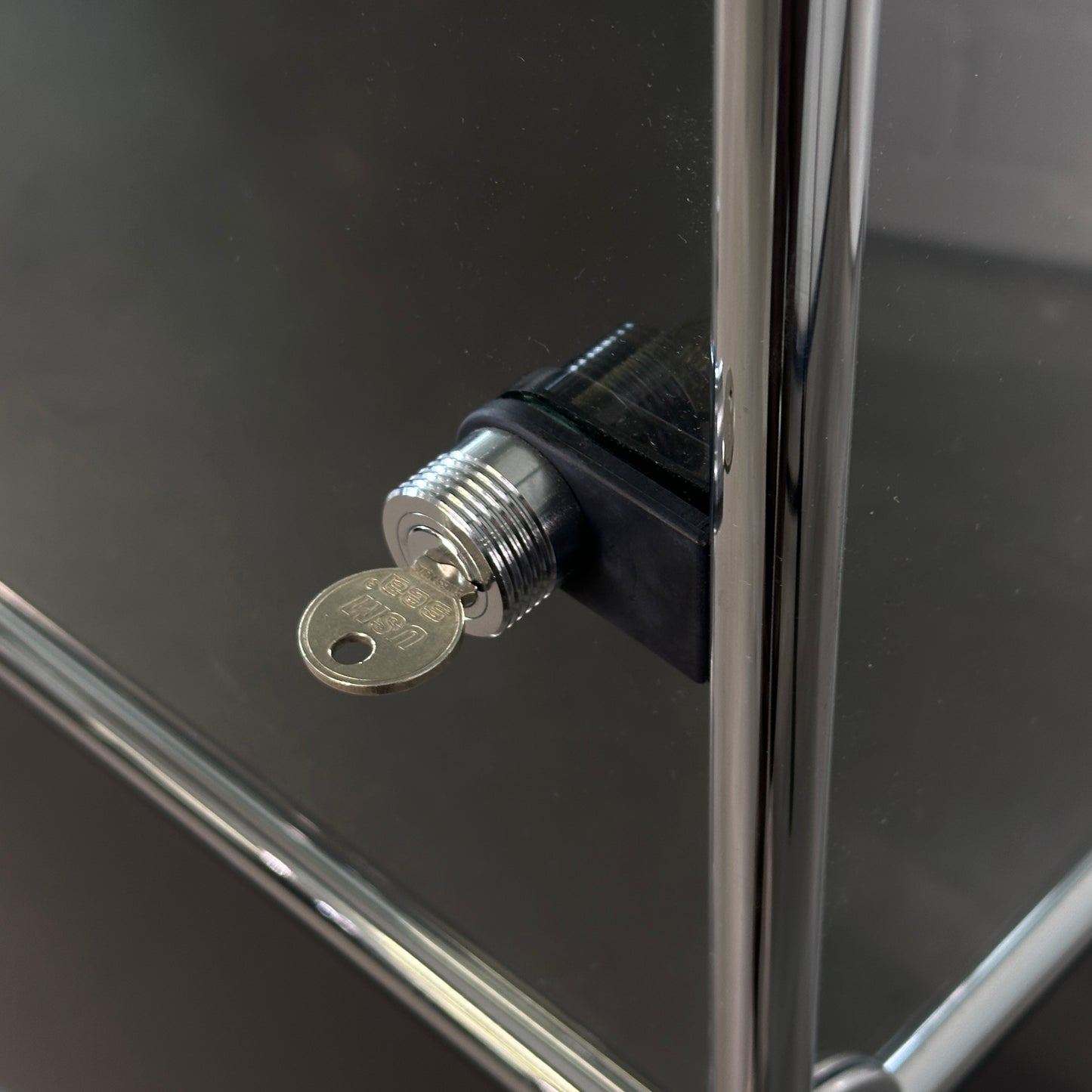 USM Haller Vitrine 1x3 schwarz mit Glas