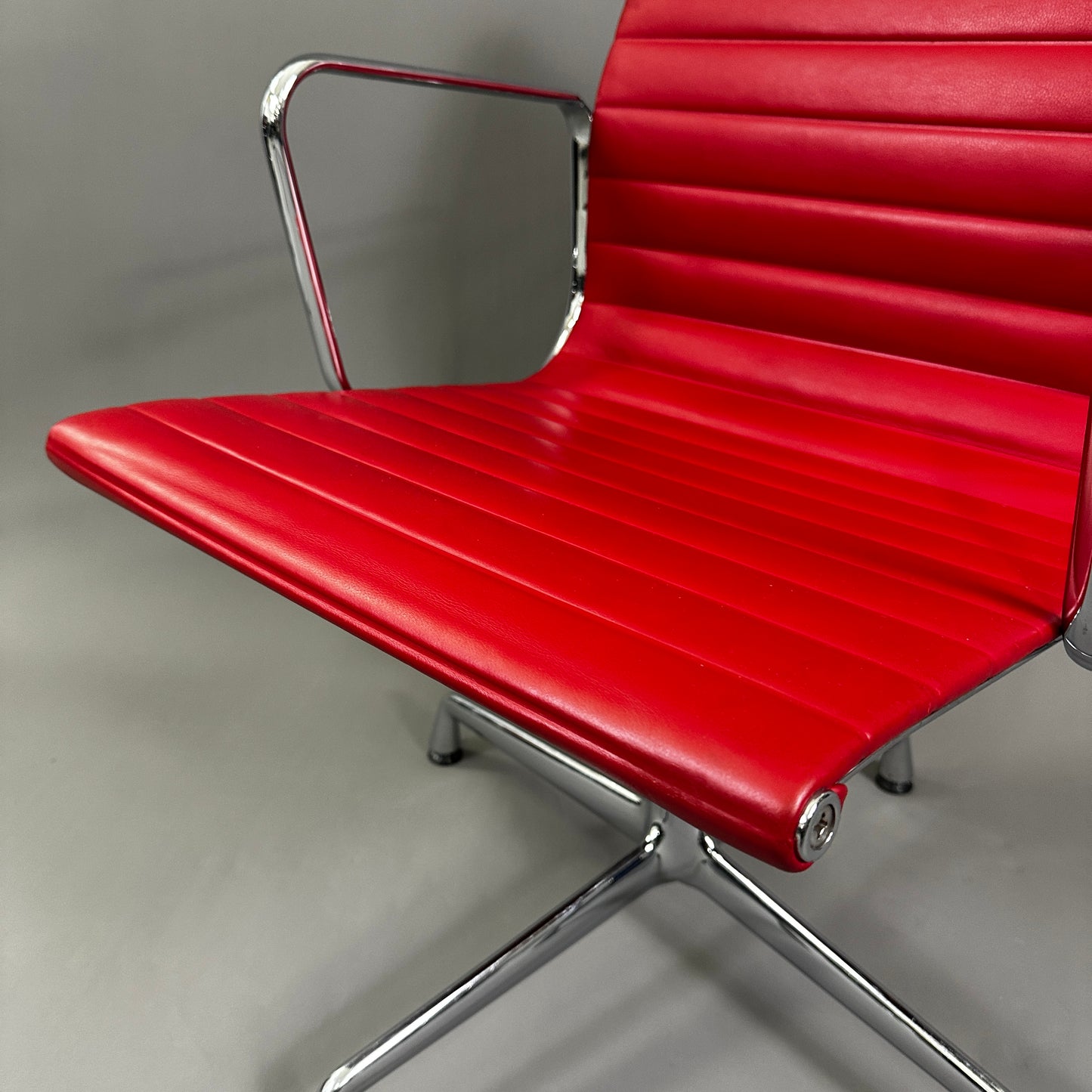 Vitra EA 108 Leder rot (drehbar)