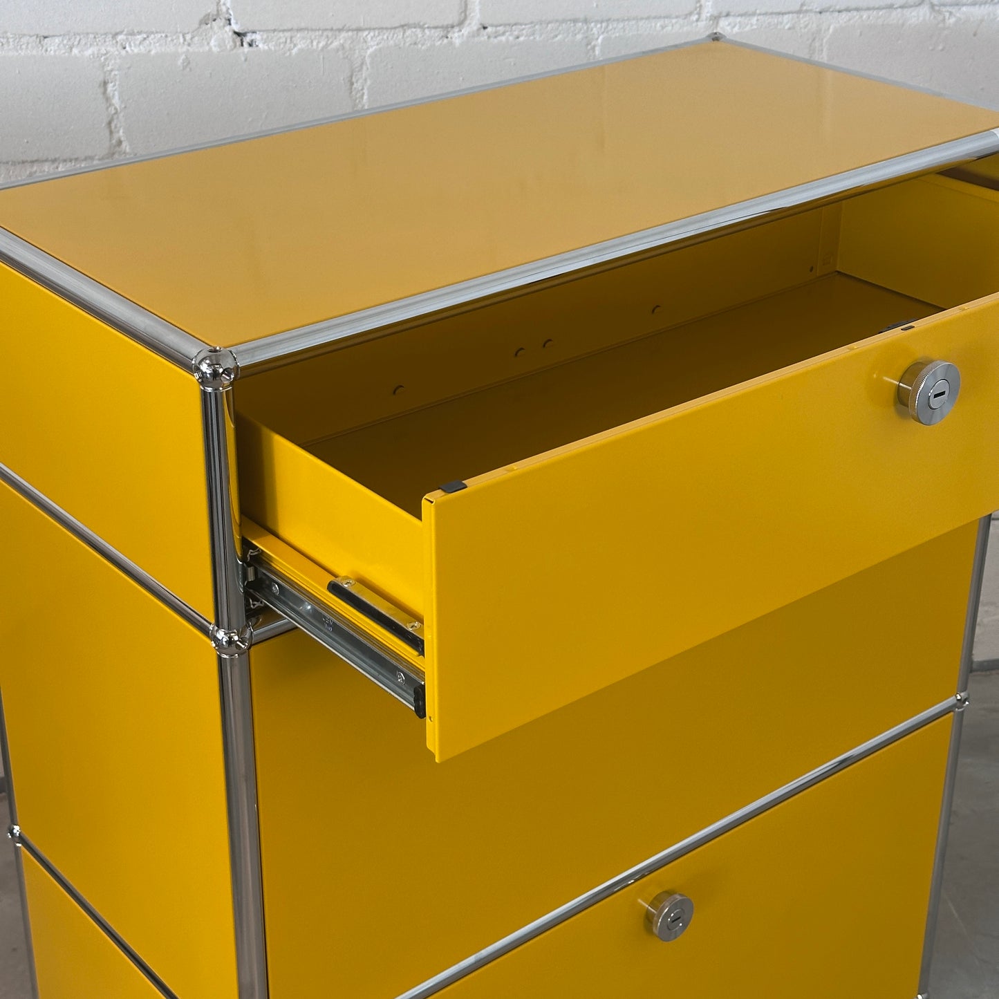 USM Haller Highboard 1x3 goldgelb Klappen + Auszug