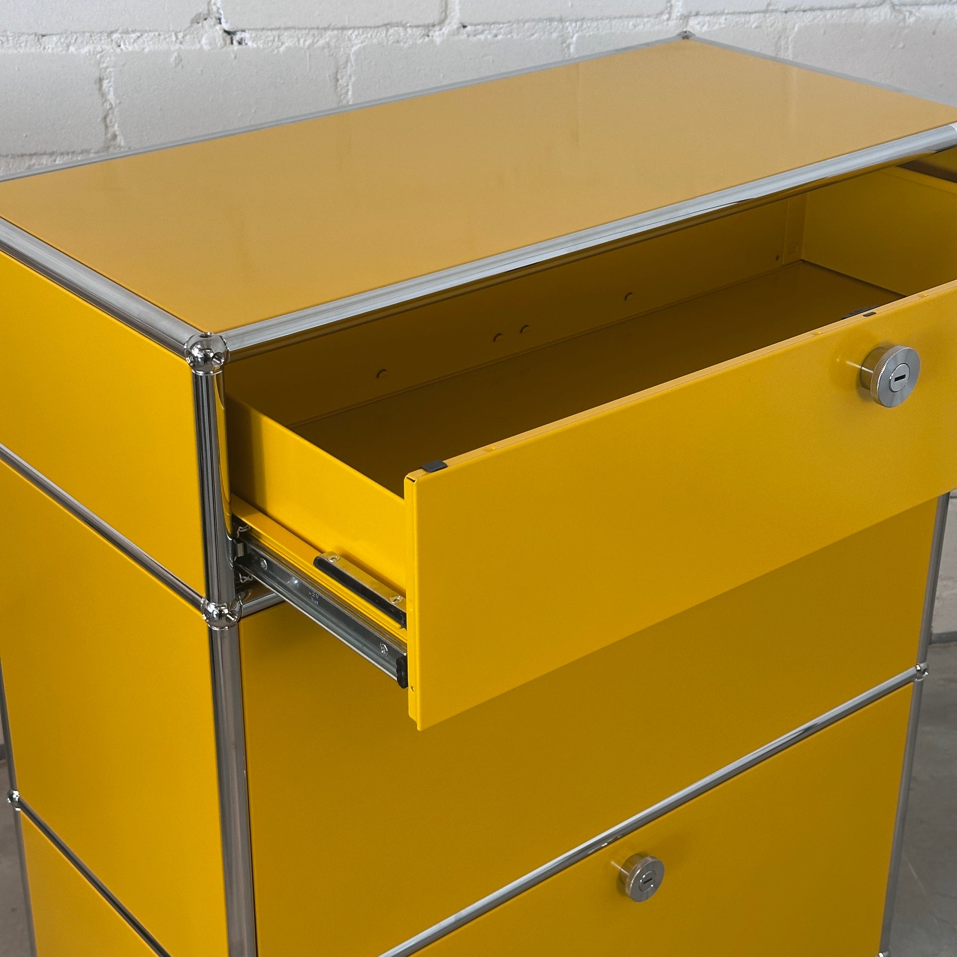 USM Haller Highboard 1x3 goldgelb Klappen + Auszug
