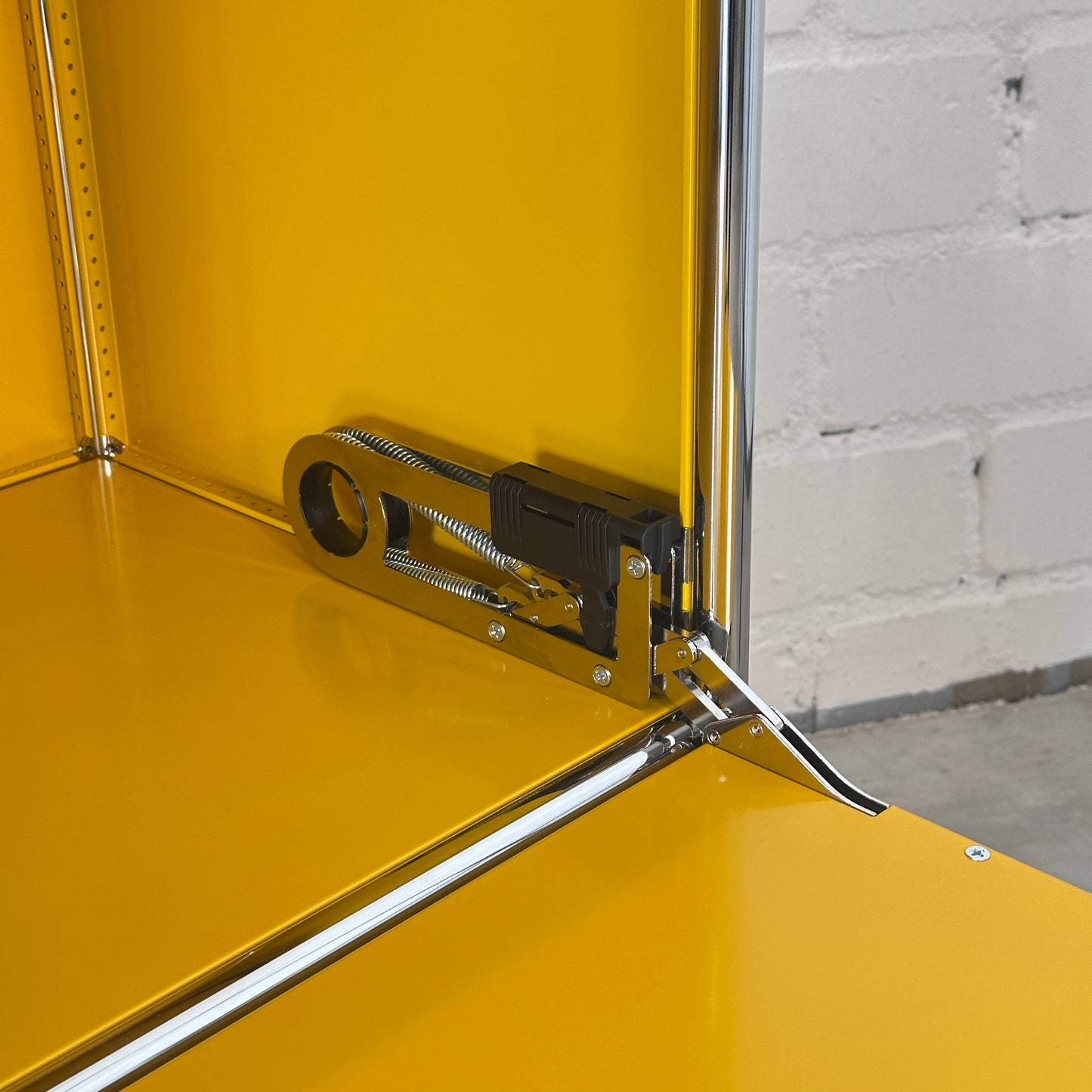 USM Haller Highboard 1x3 goldgelb Klappen + Auszug