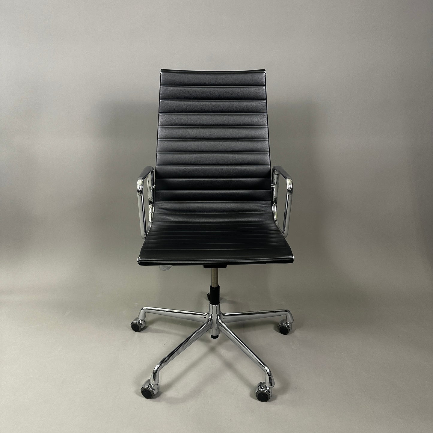 Vitra EA 119 Leder schwarz