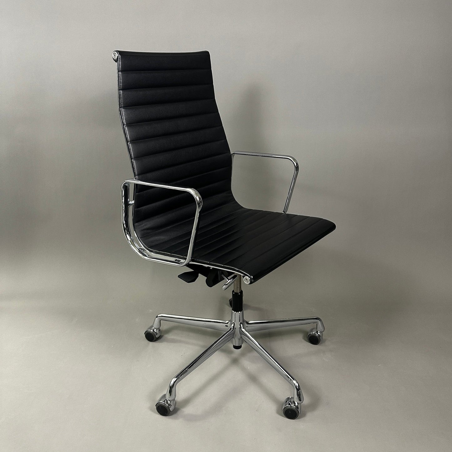 Vitra EA 119 Leder schwarz