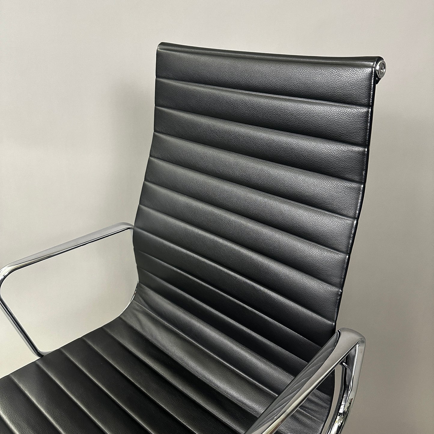 Vitra EA 119 Leder schwarz