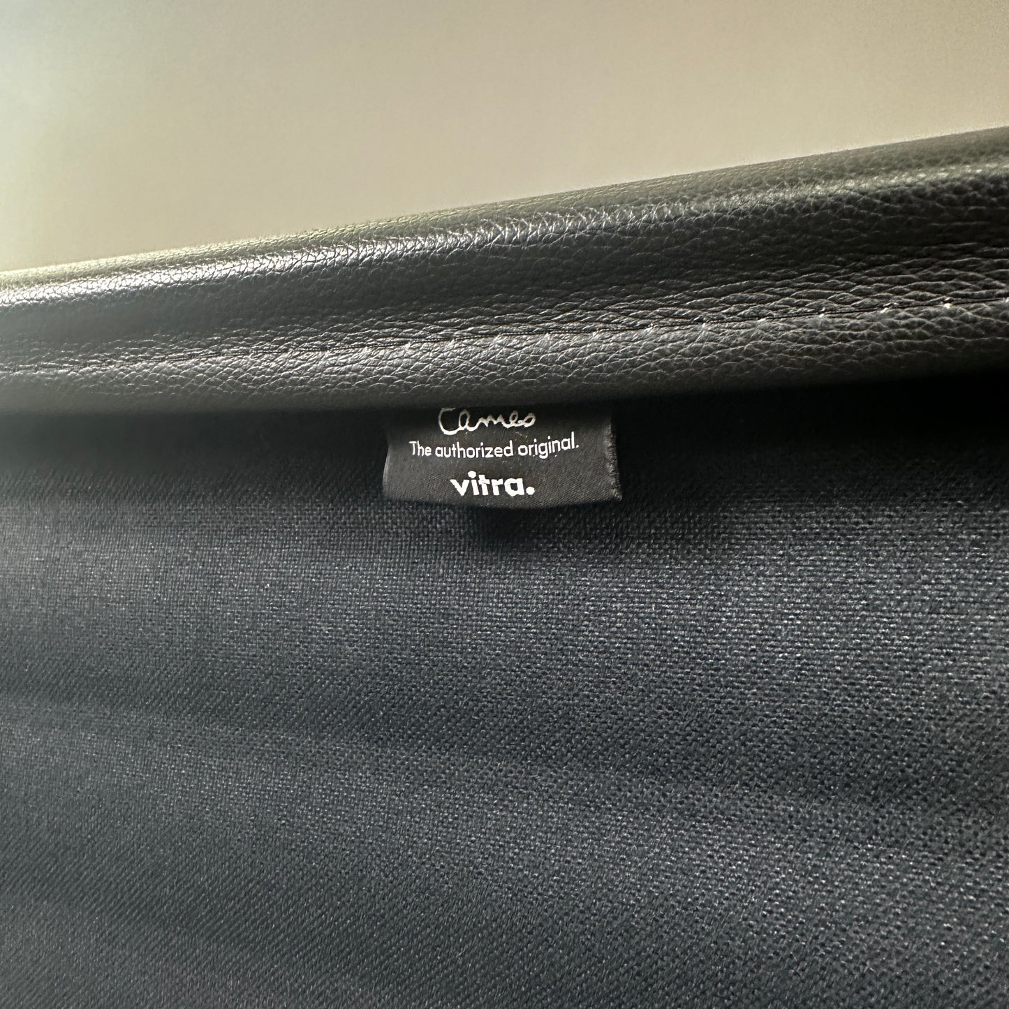 Vitra EA 119 Leder schwarz