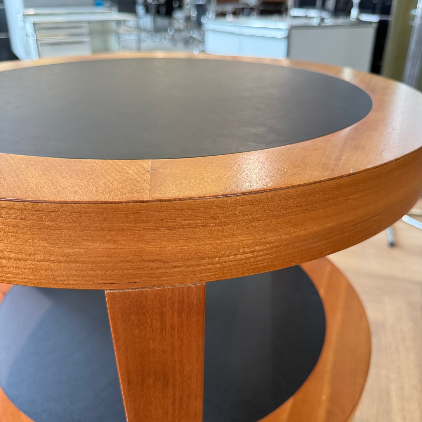 Handgefertigter Beistelltsich rund Massivholz Kirsche
