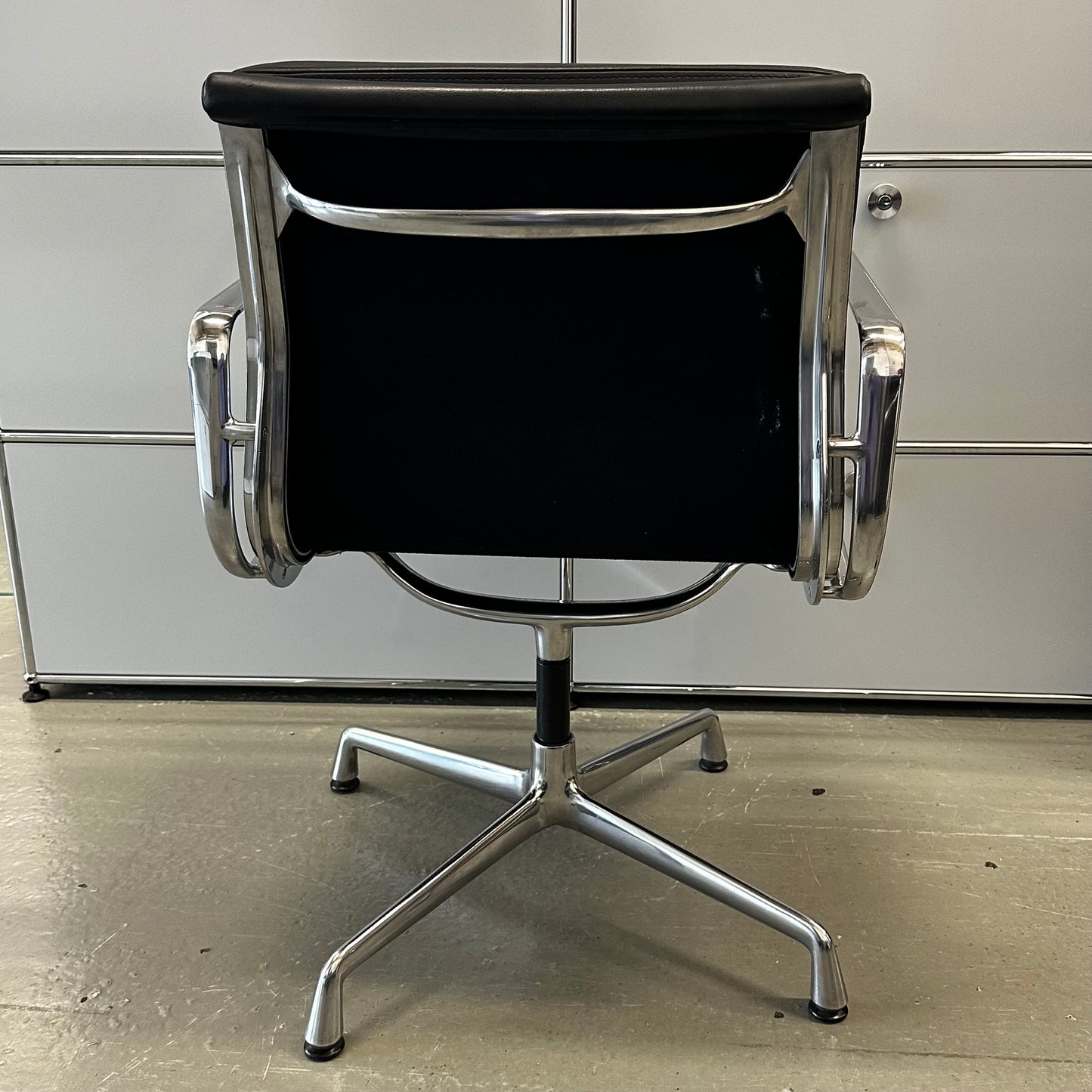 Vitra EA Soft Pad Chair 208 schwarz
