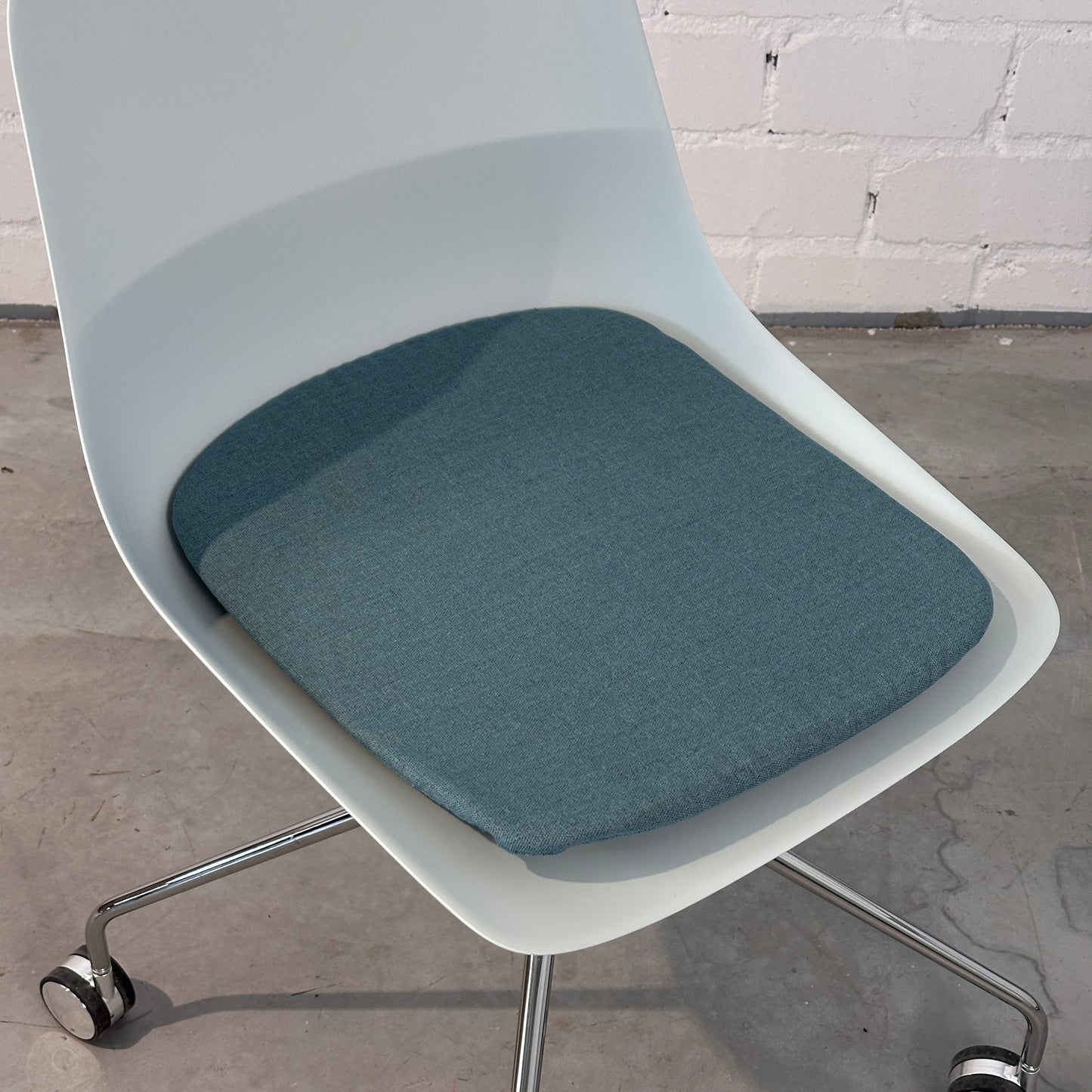 Brunner Crona Light mit Rollen + Polster hellblau