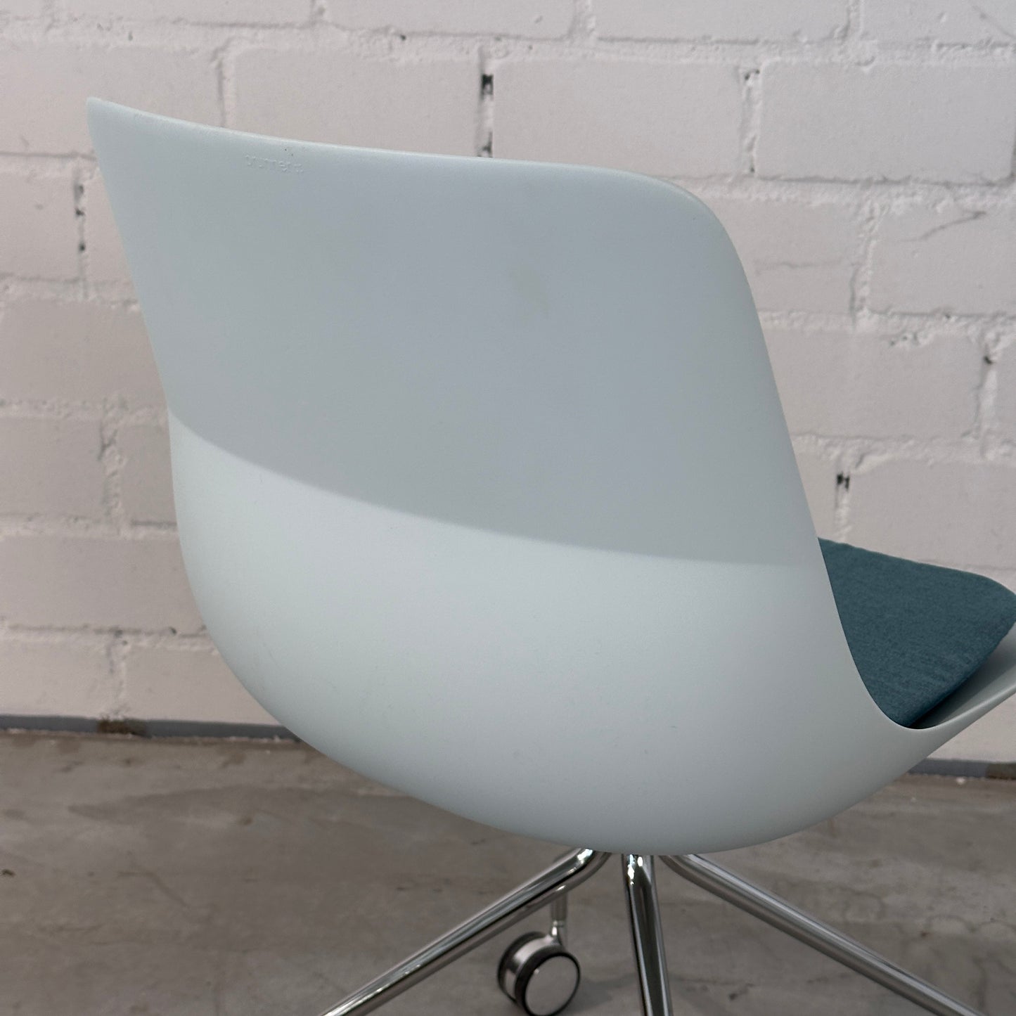 Brunner Crona Light mit Rollen + Polster hellblau