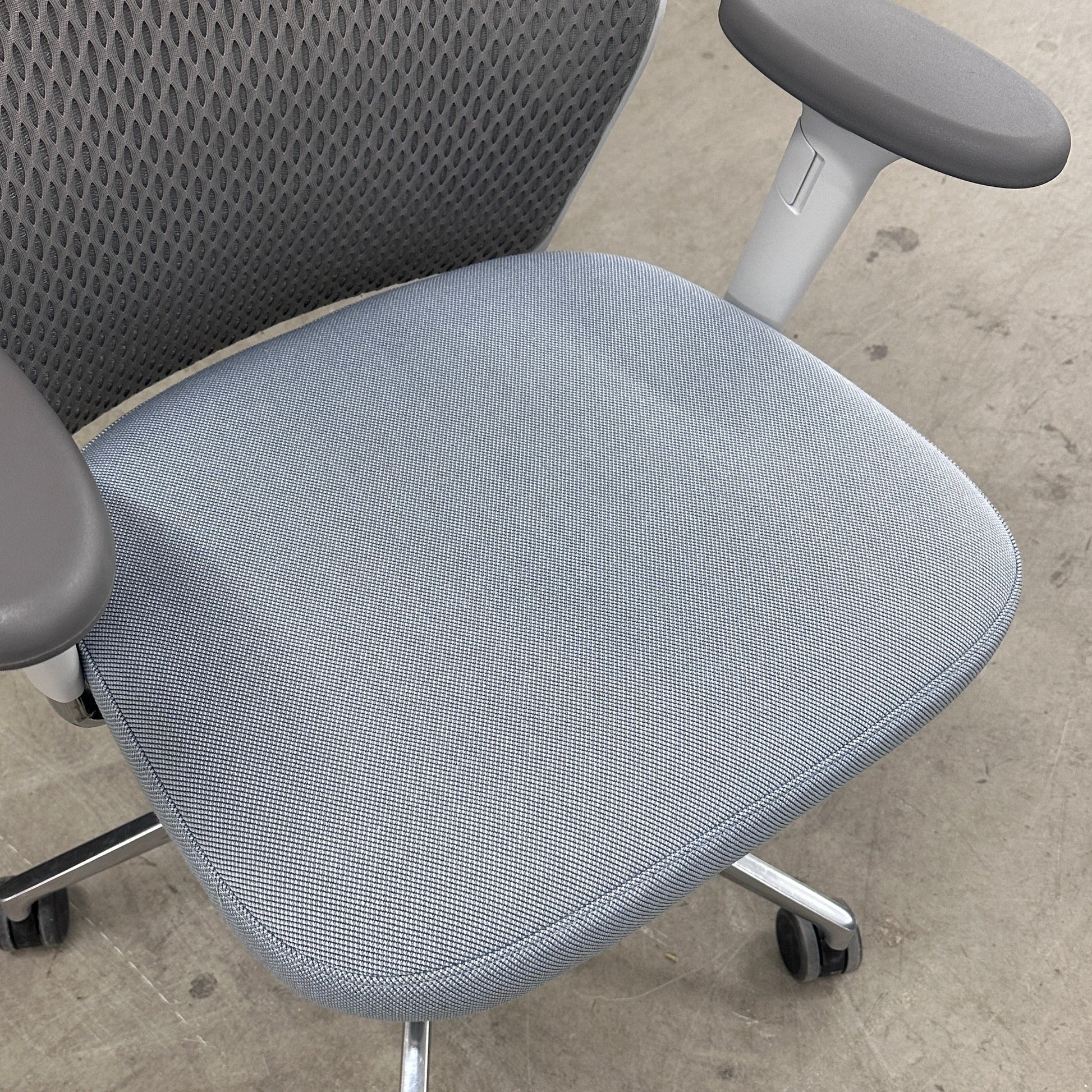 Vitra ID Mesh mit Kopfstütze hellgrau