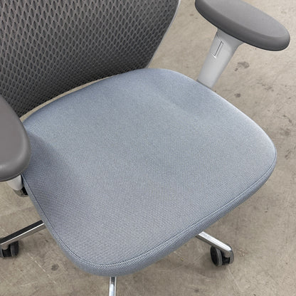 Vitra ID Mesh mit Kopfstütze hellgrau