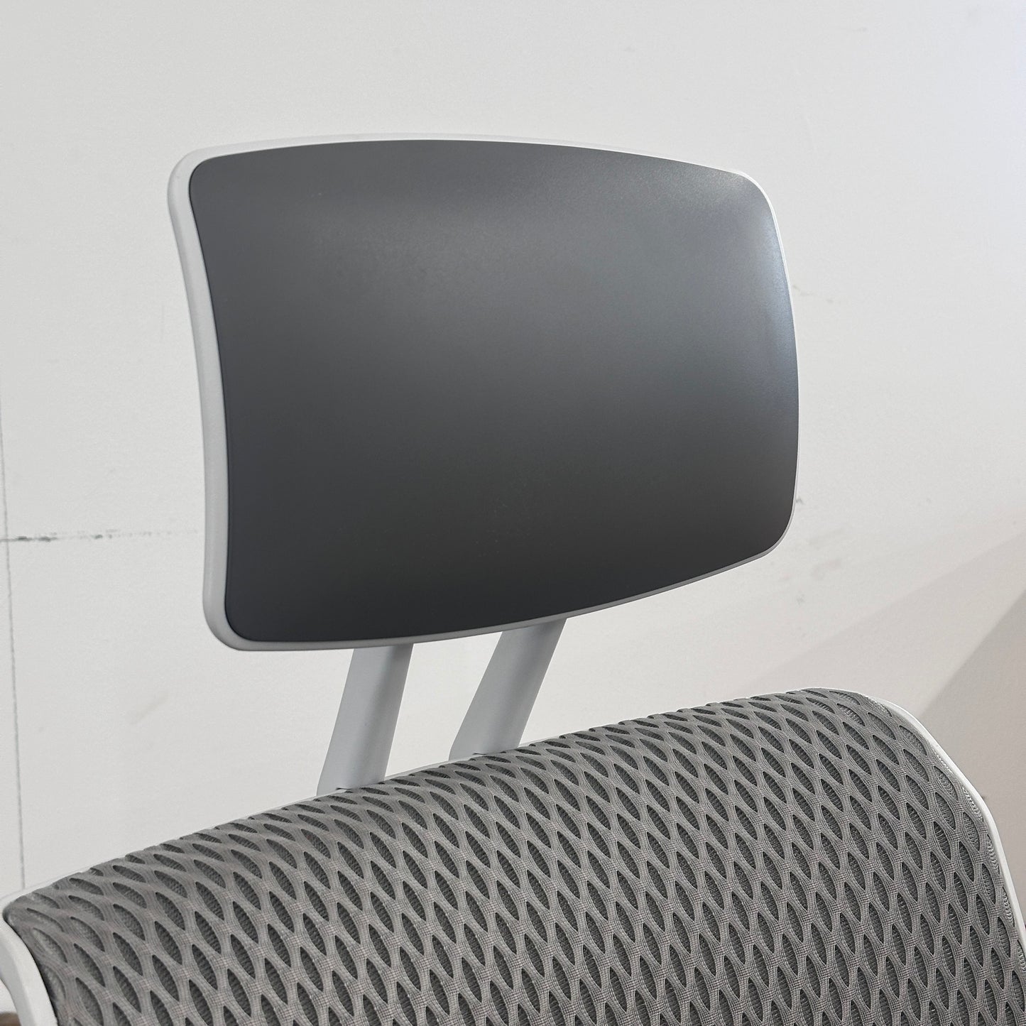 Vitra ID Mesh mit Kopfstütze hellgrau