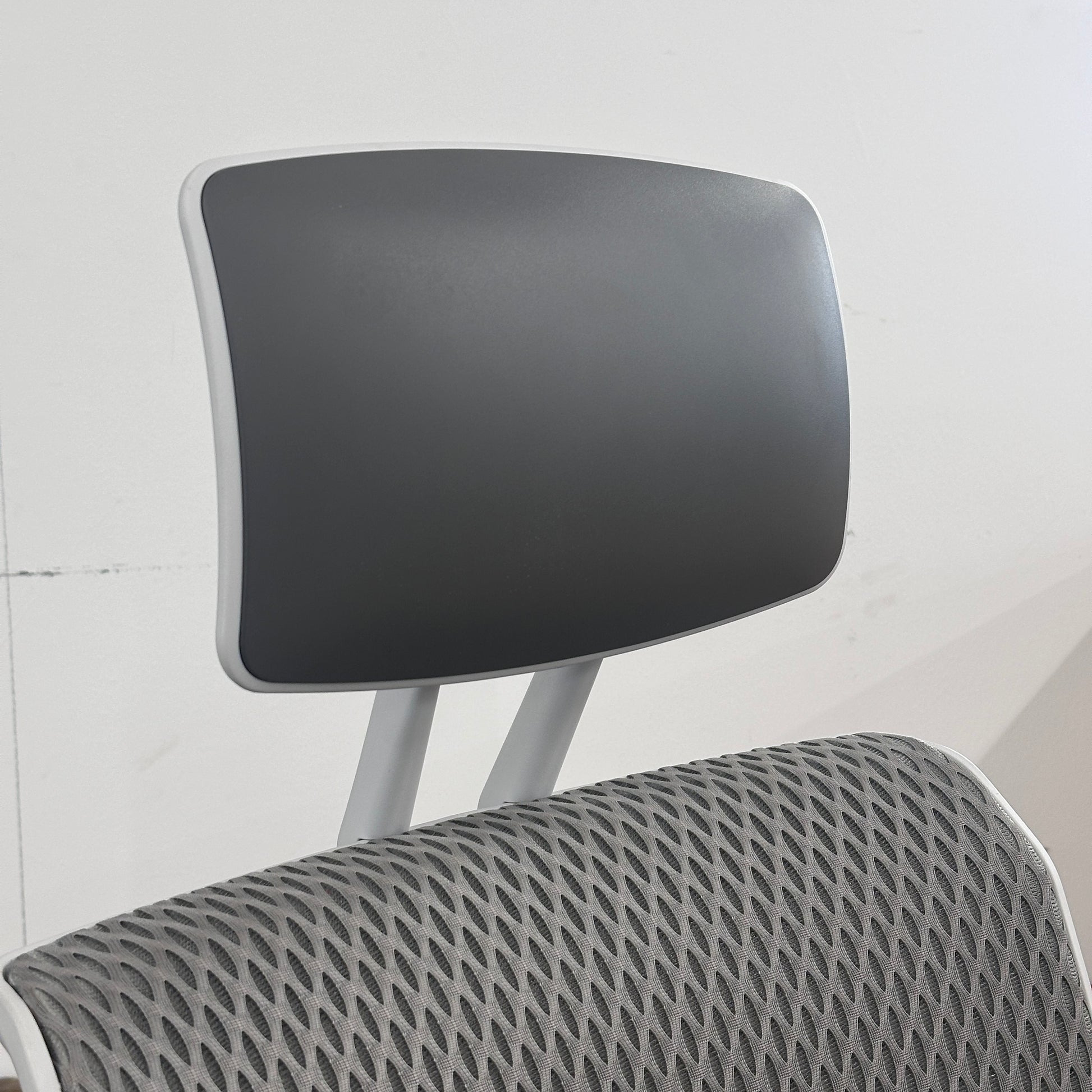 Vitra ID Mesh mit Kopfstütze hellgrau