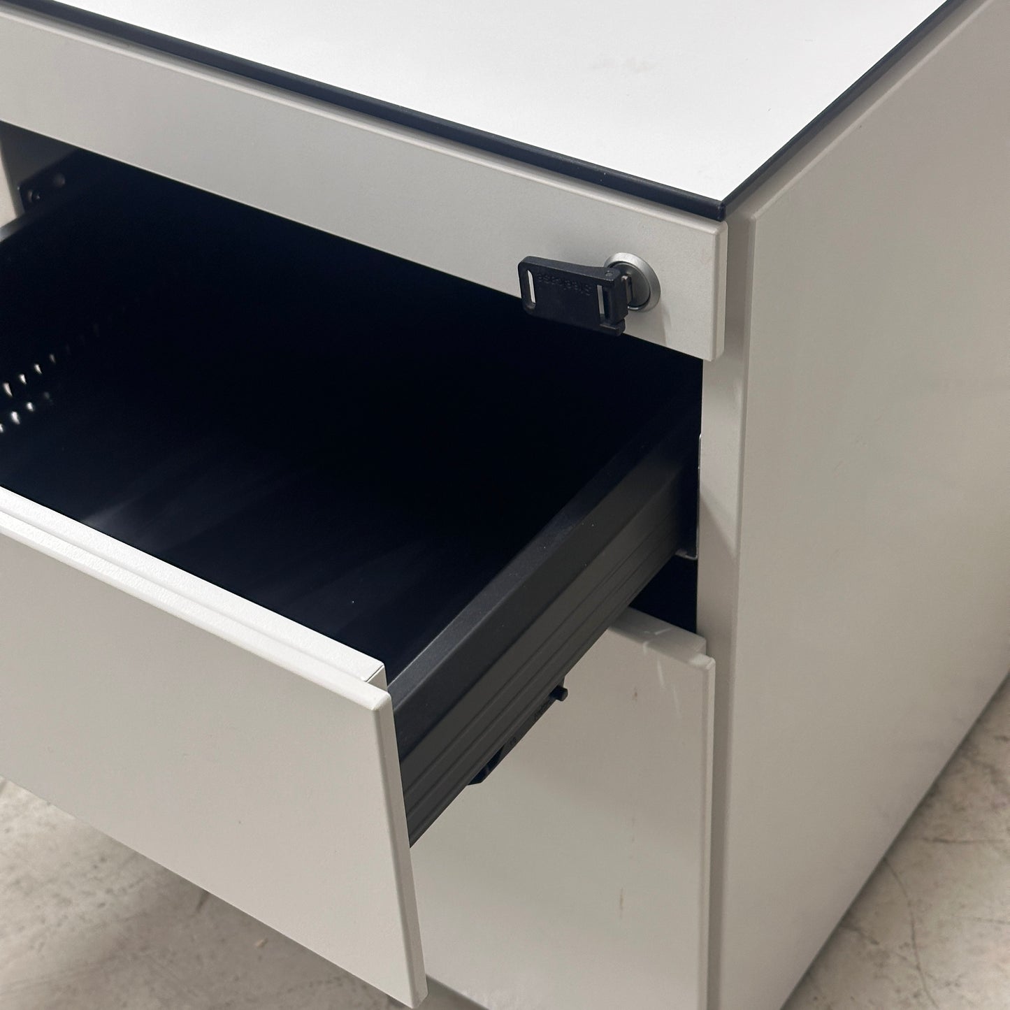 Steelcase Rollcontainer 3 Schubladen weiß