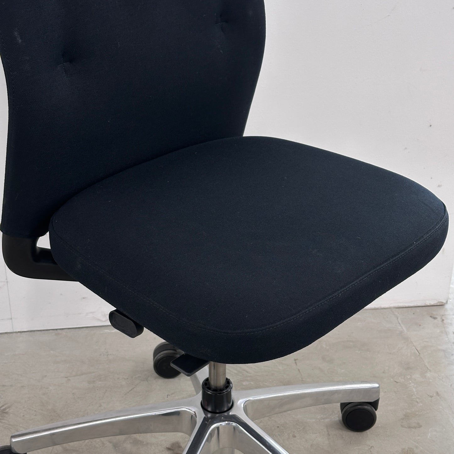 Vitra ID Trim L mit Kopfstütze (ohne Armlehnen)