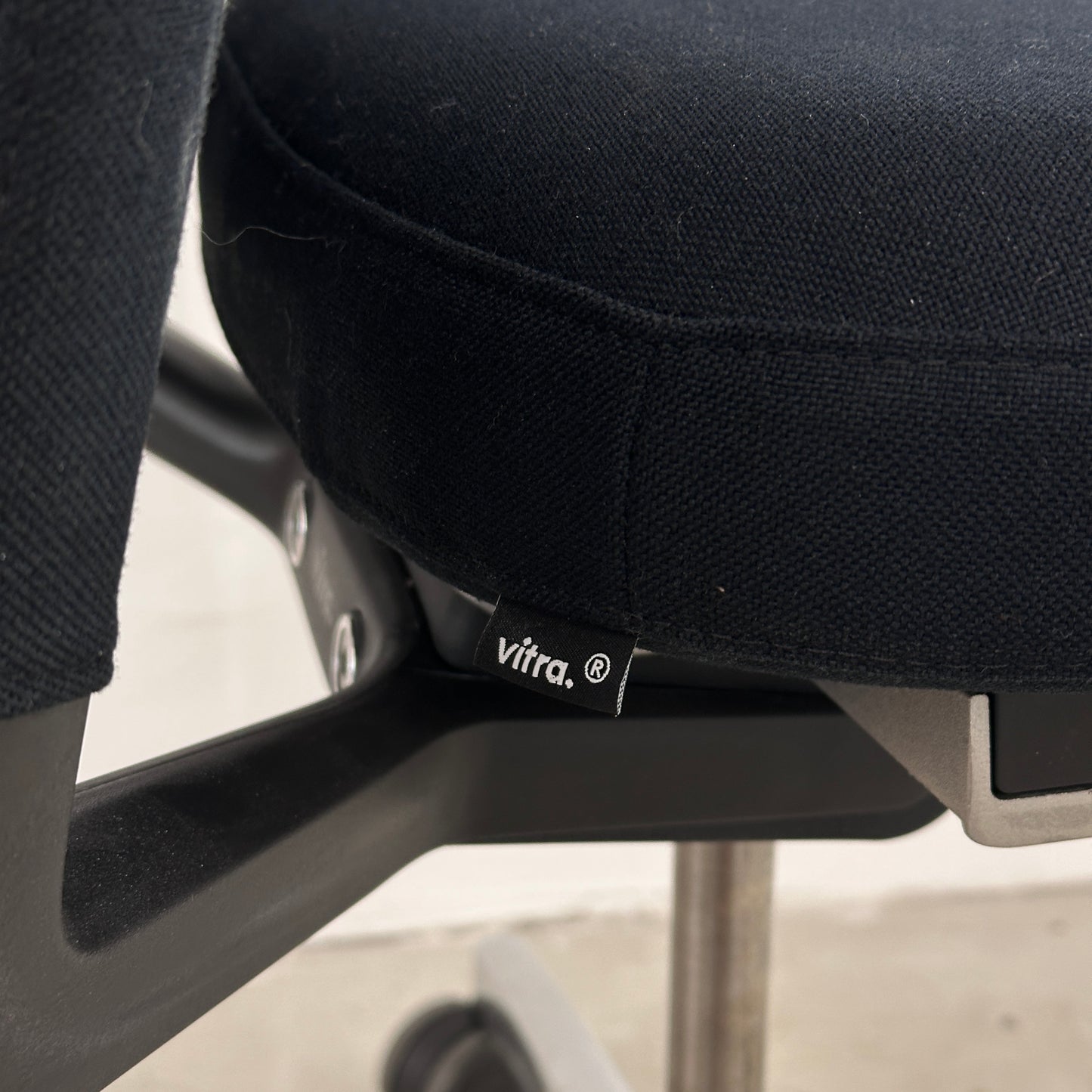 Vitra ID Trim L mit Kopfstütze (ohne Armlehnen)