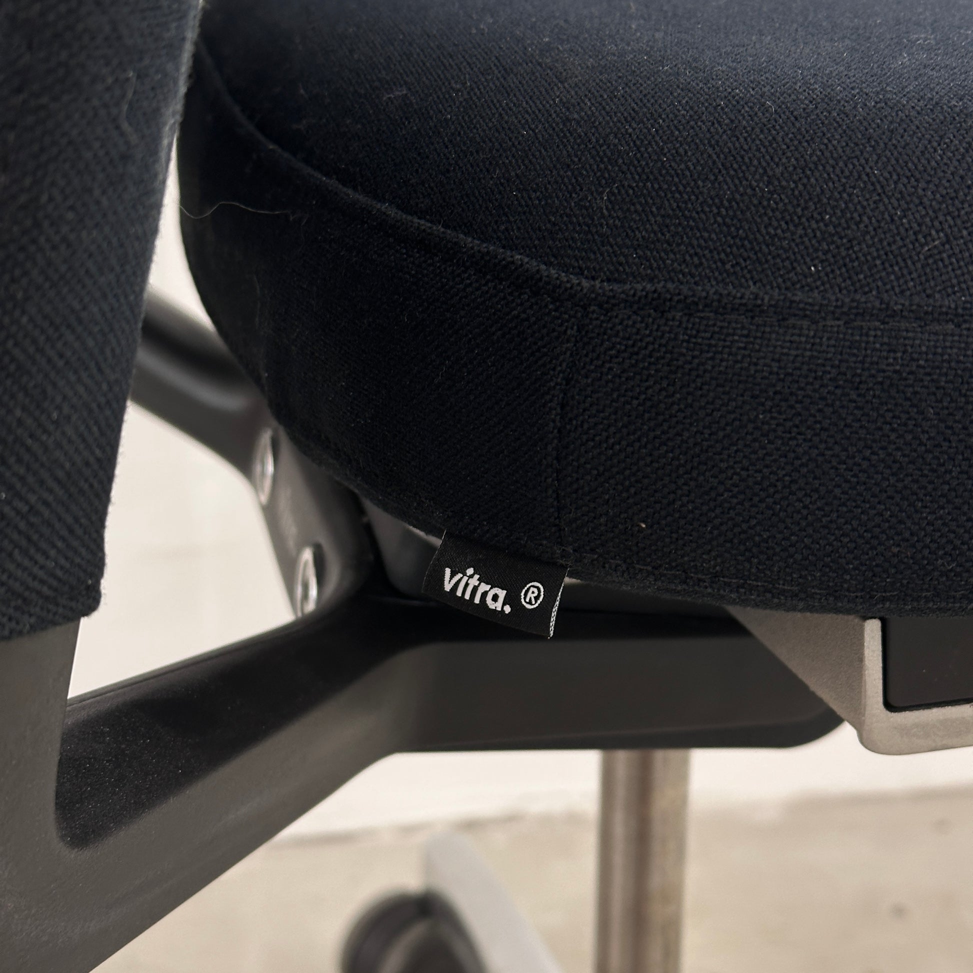 Vitra ID Trim L mit Kopfstütze (ohne Armlehnen)
