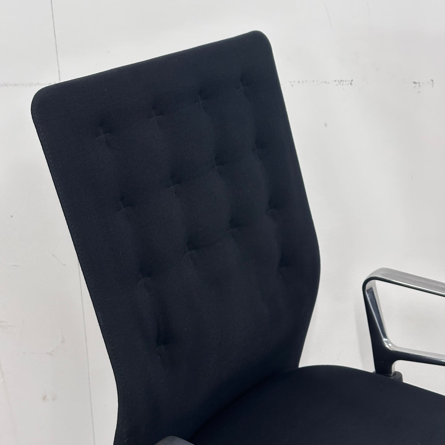 Vitra ID Trim schwarz Ringarmlehne