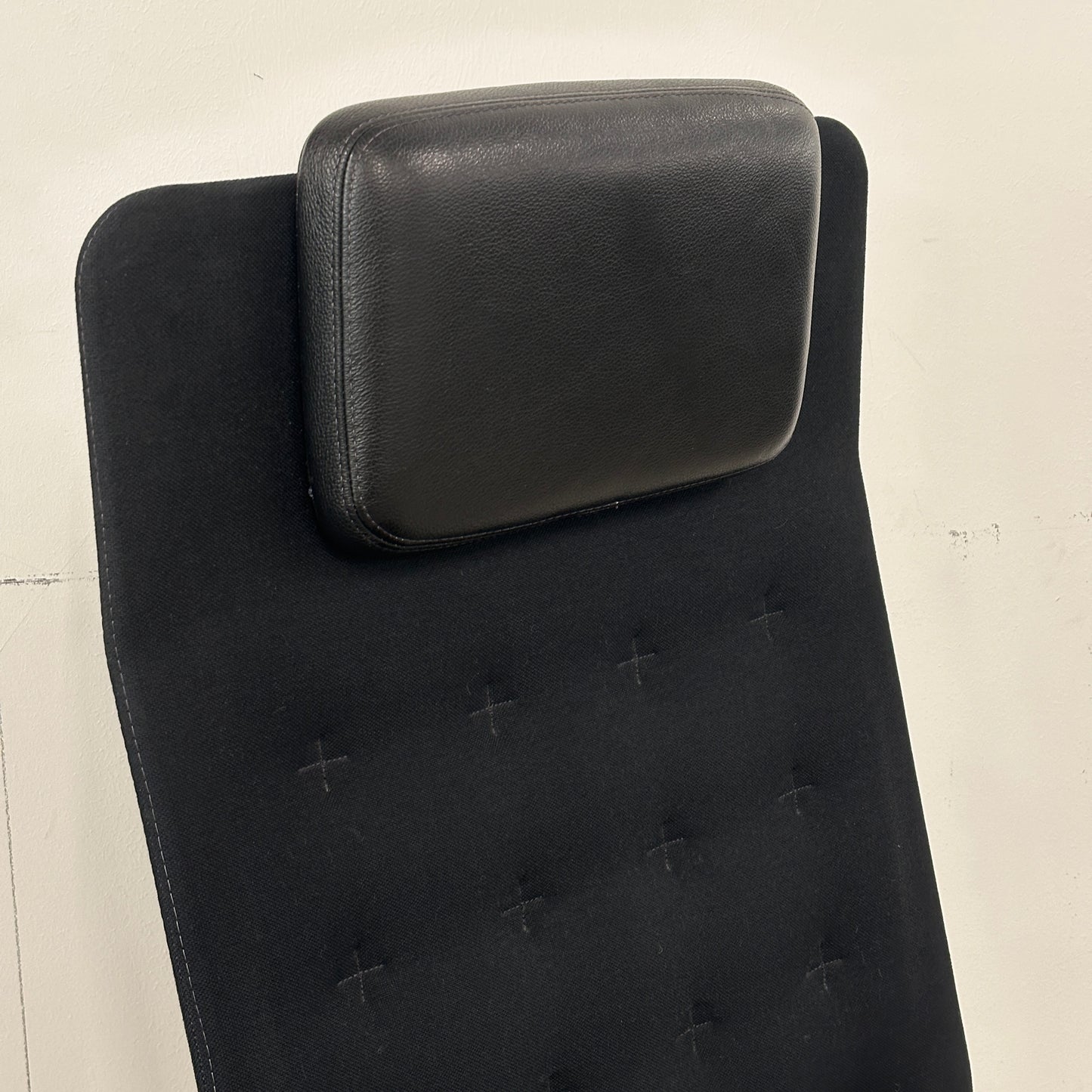 Vitra ID Trim L mit Kopfstütze schwarz Ringarmlehne